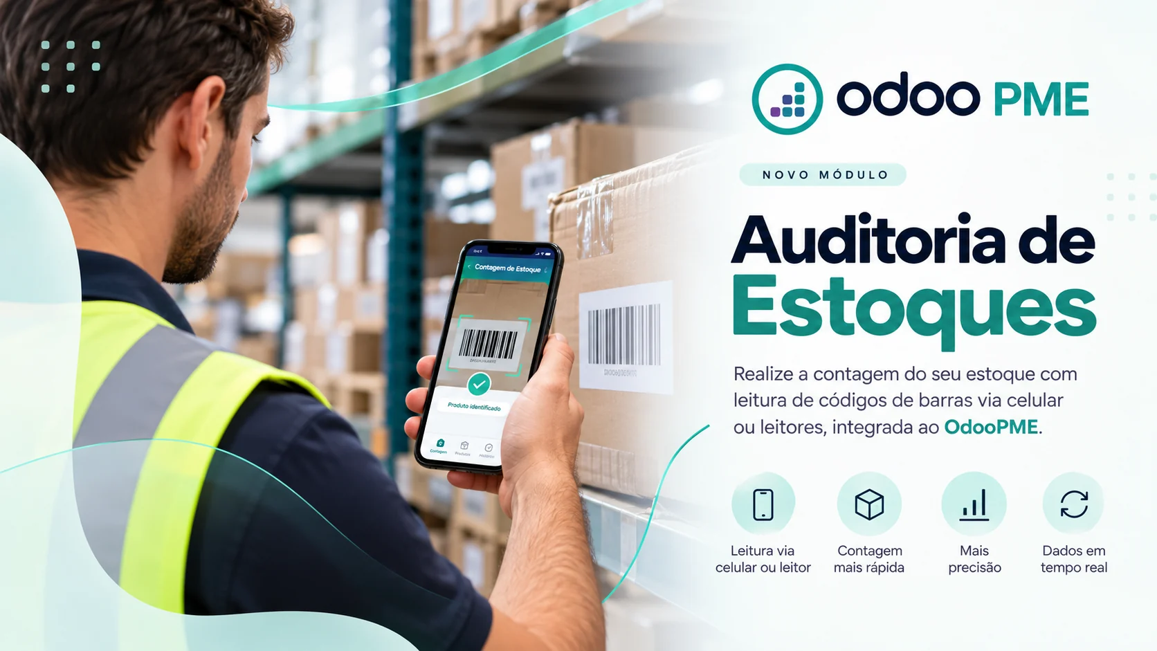 Funcionário de estoque bipando a etiqueta de uma caixa com o celular para a auditoria de estoque do Odoo180
